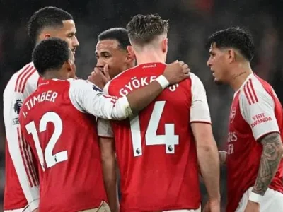 Steve Bruce ‘bật ngửa’ trước phát ngôn gây sốc của Paul Scholes về Arsenal: ‘Đội tệ nhất vô địch Ngoại hạng Anh?’