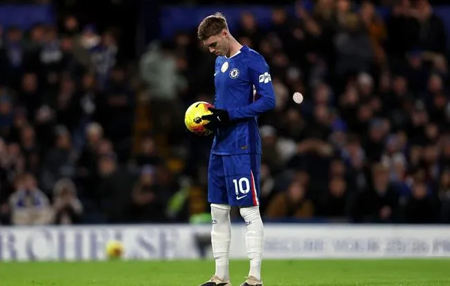 Liam Rosenior tiết lộ lí do Cole Palmer vắng mặt trước Pafos 1