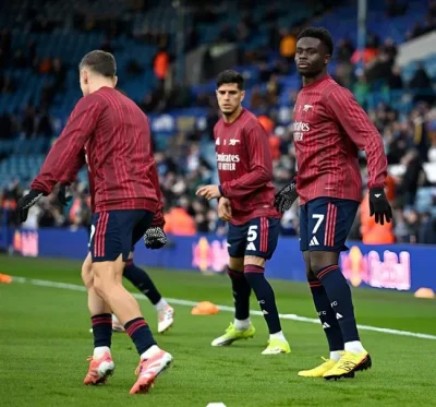 Sốc! Saka chấn thương phút chót, Arsenal chao đảo trước Leeds 1