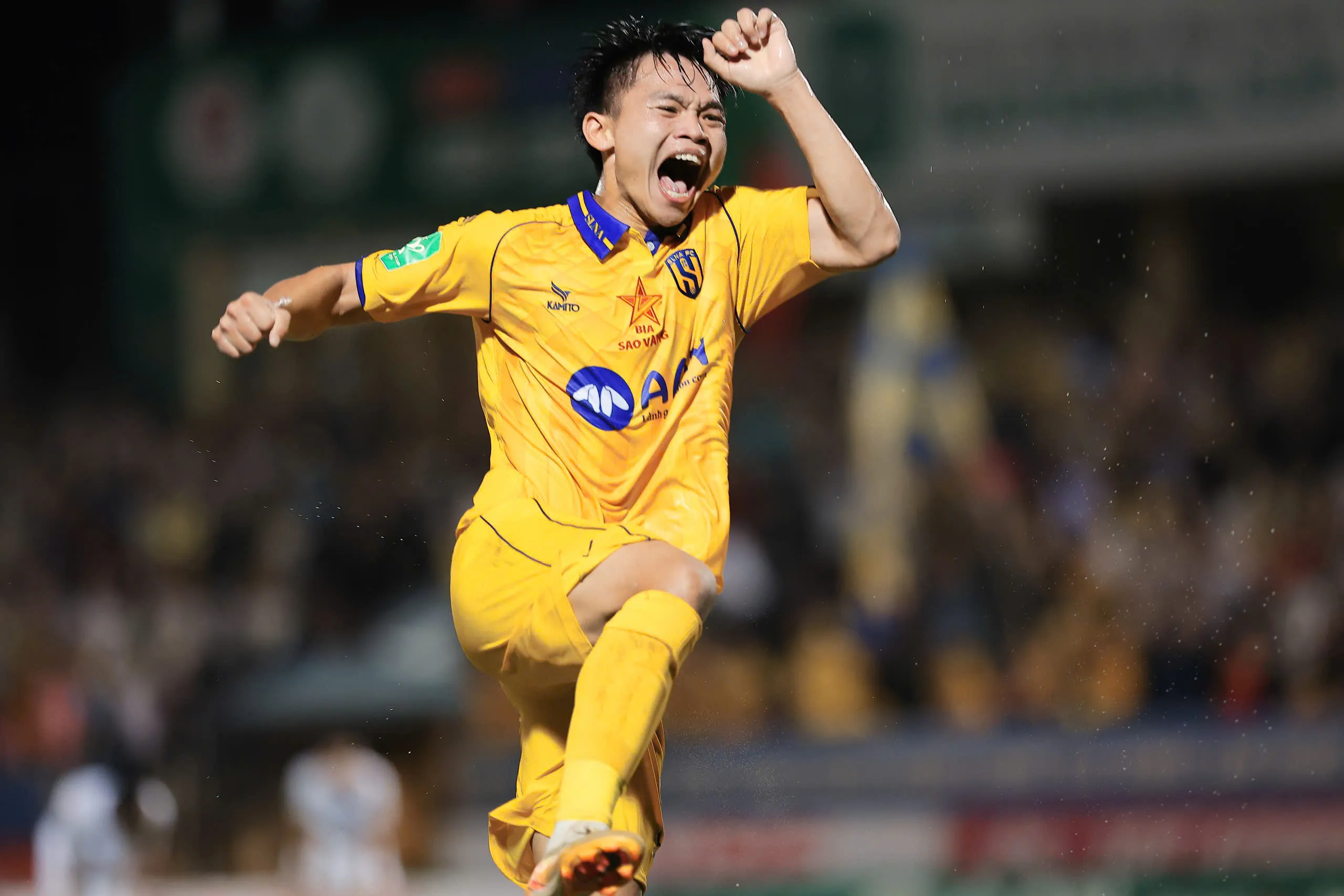 Ho Van Cuong an mung ban thang vao luoi CLB Binh Duong