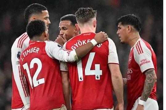 Steve Bruce phan bac binh luan cua Paul Scholes ve Arsenal.