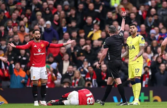 Sốc: Cristian Romero lập kỷ lục 'đỏ' đáng xấu hổ ở Premier League 1