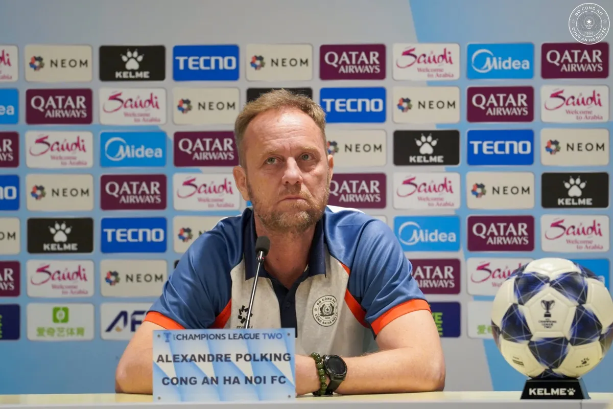 HLV Mano Polking bảo vệ Đình Bắc sau trận thắng CLB Singapore 1